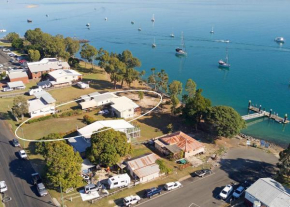Bazza's Beach House - Riverfront - 3BR - Air Con